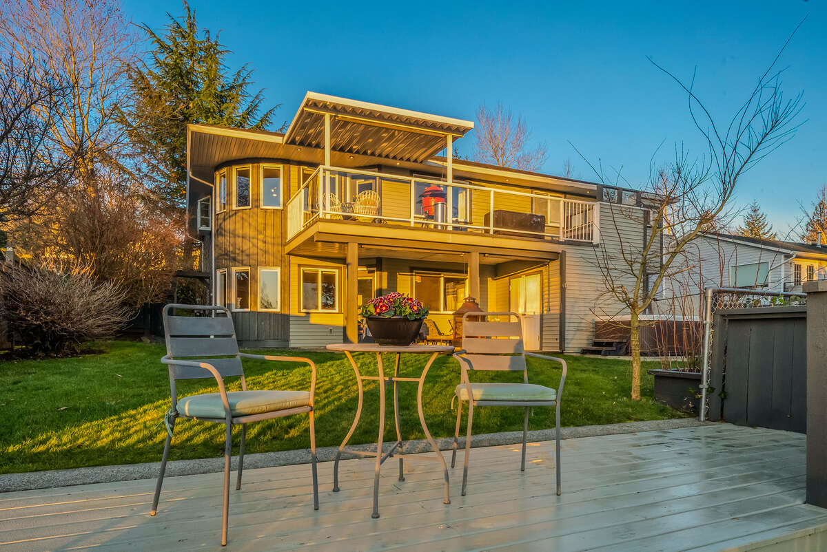 Enjoy the afternoon sun on the front deck under the grapevines with the relaxing sounds of the pond.