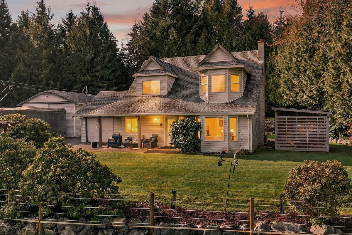 Back yard patio with large sitting/eating area