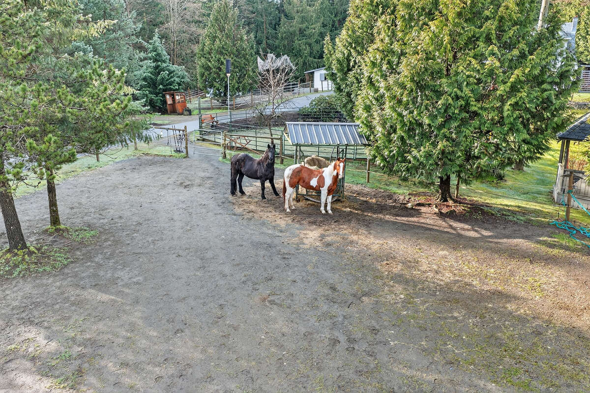 Gorgeous property for horse lovers of hobby farm.
