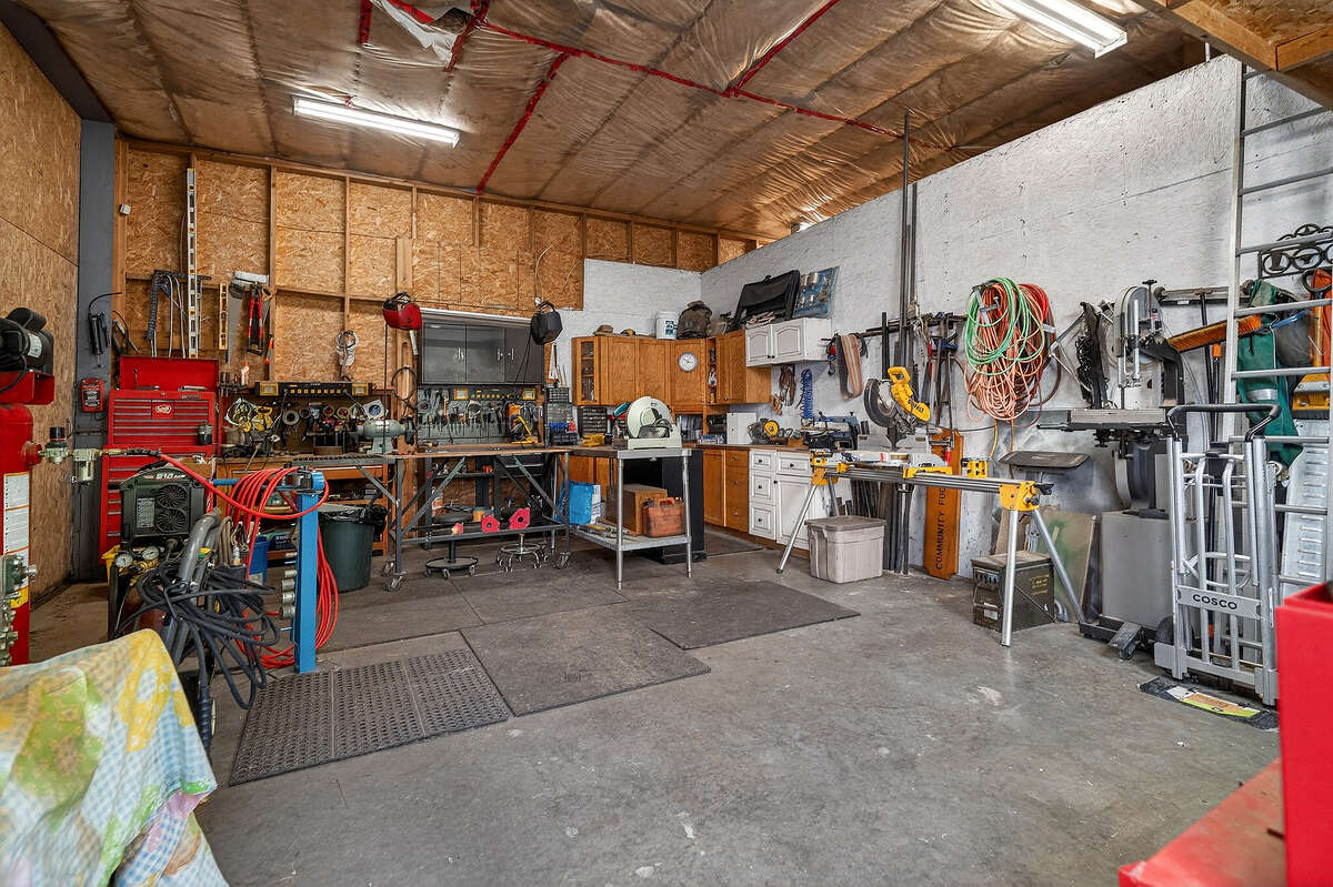 24' x 26' Shop a handyman or entrepreneur's dream.