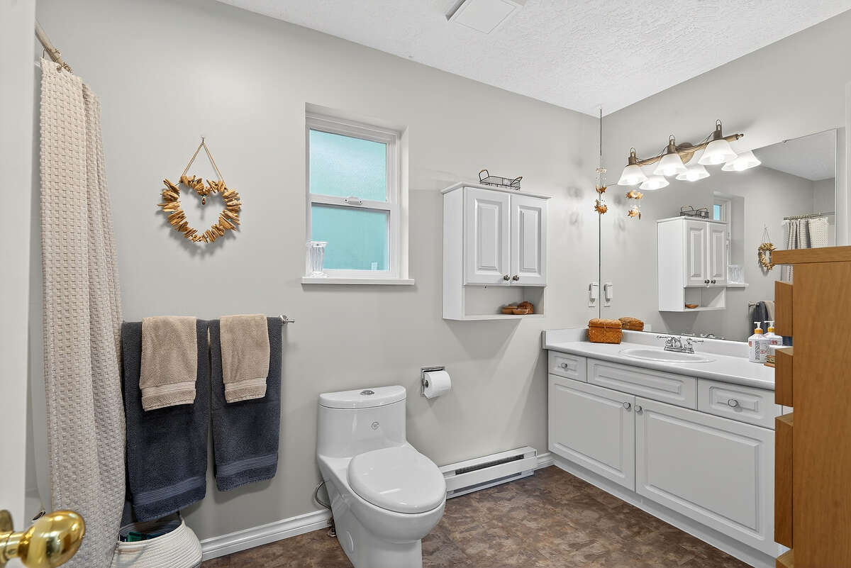 2nd floor 4 piece bathroom.