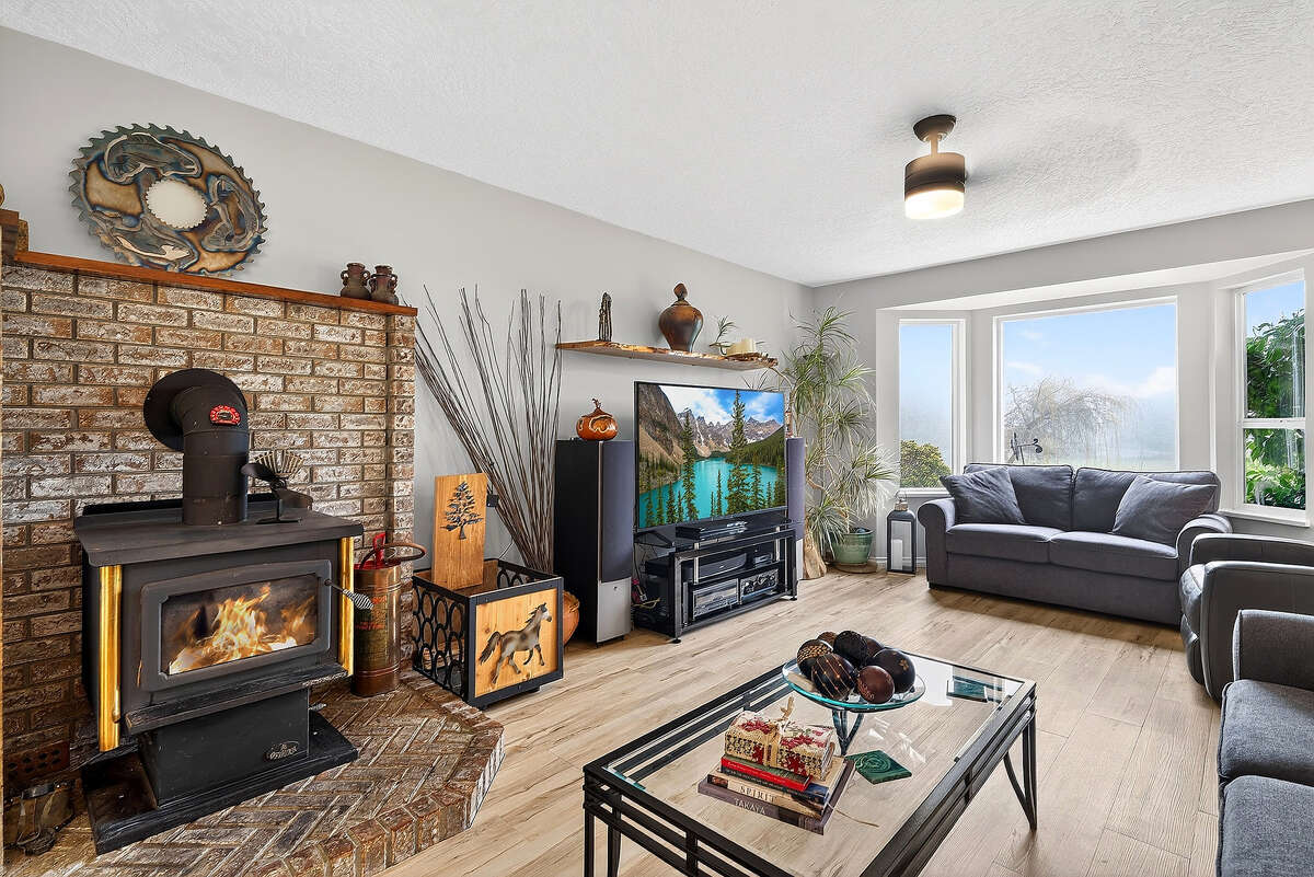 Living room opens up to dinning area.