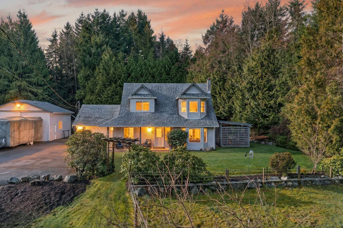 Back yard patio with large sitting/eating area
