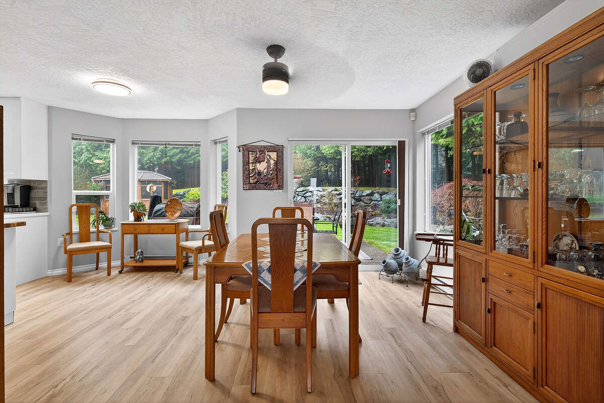 Bright, large dinning room to host family & guests.