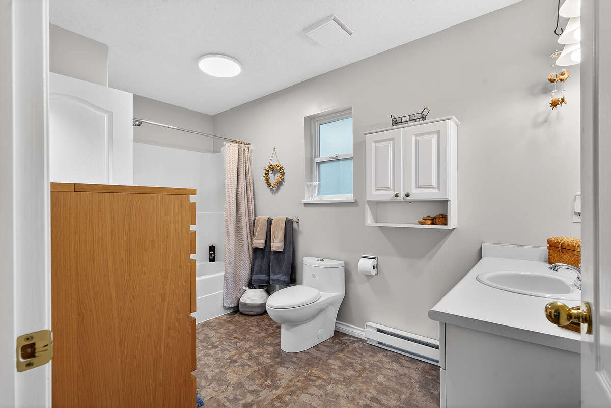 2nd floor 4 piece bathroom.