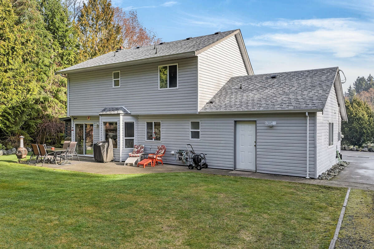 Back yard patio with large sitting/eating area