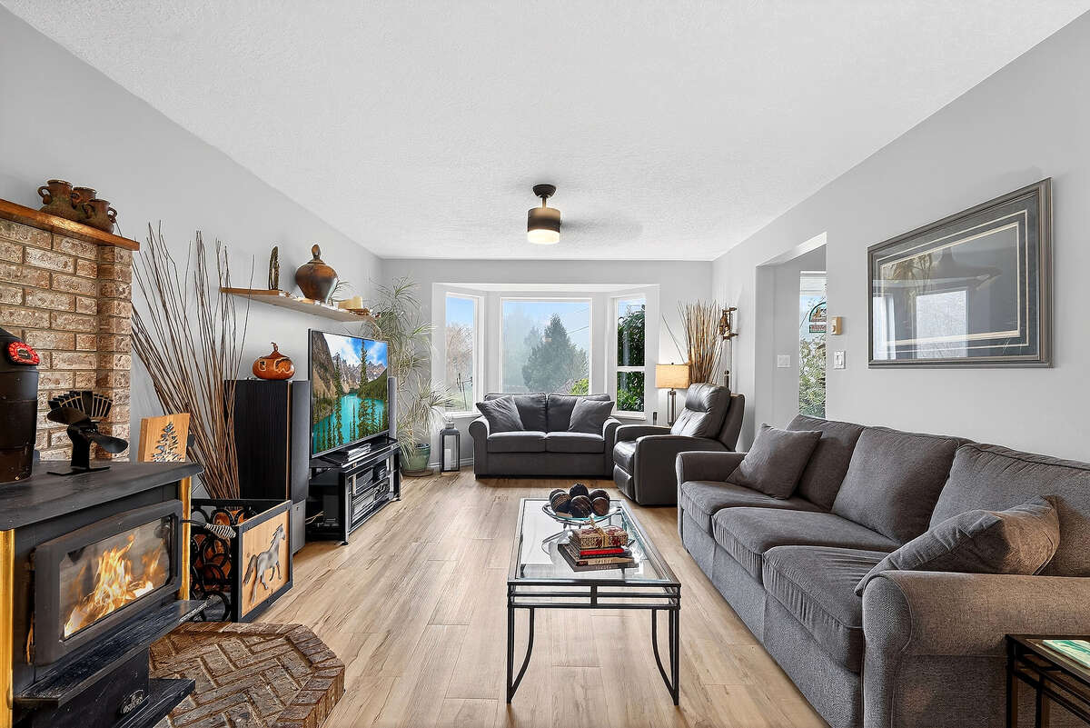 Living room opens up to dinning area.