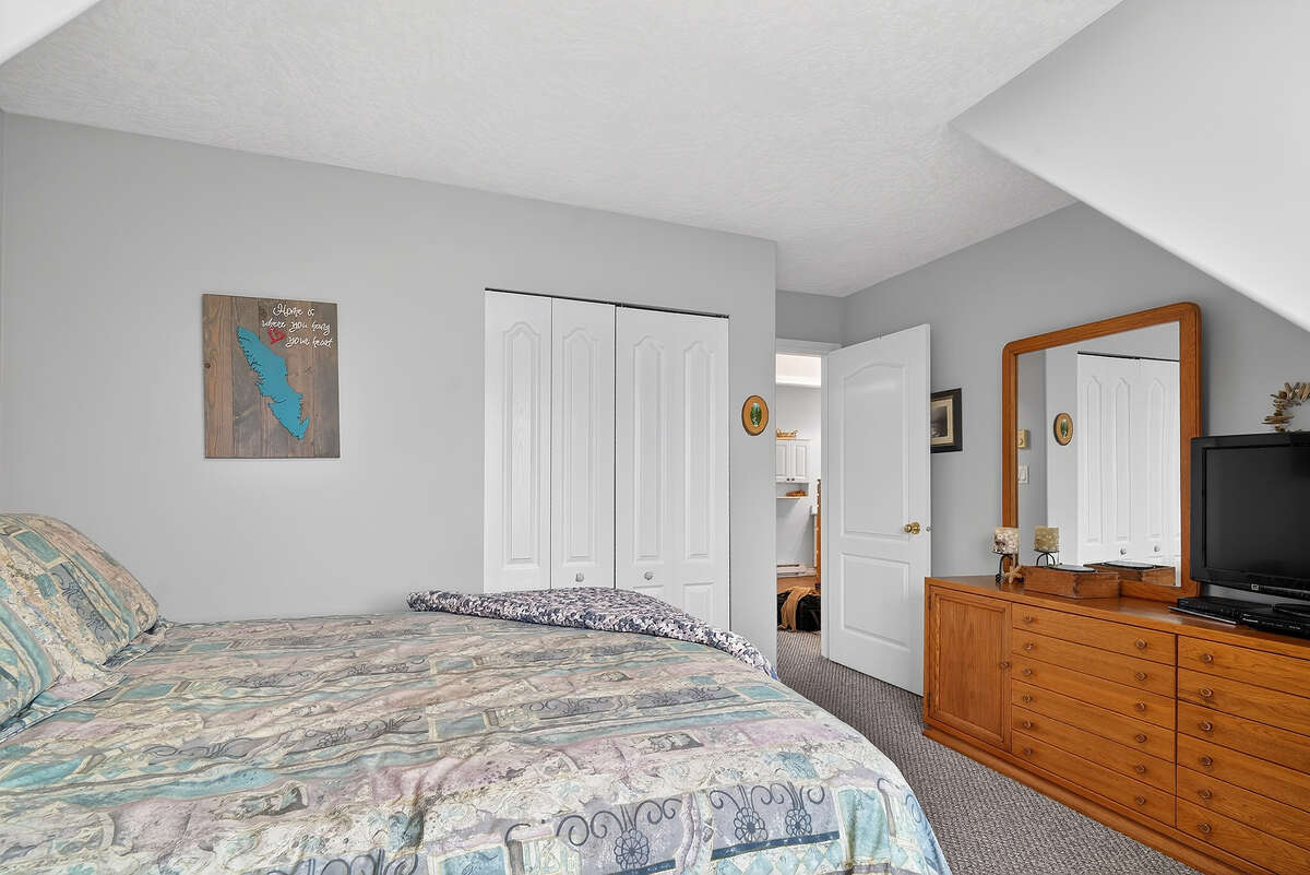 Bright 2nd bedroom with view to front property.