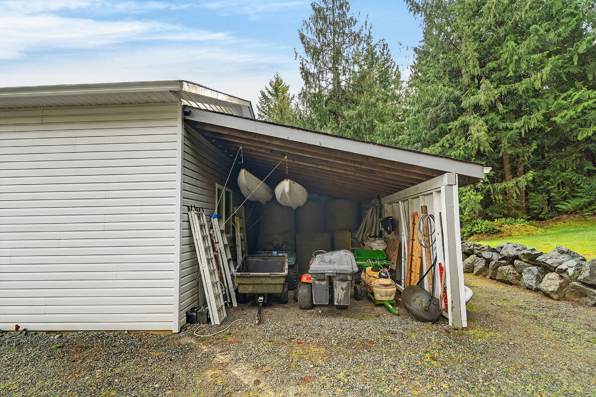 Huge storage area for round bales/ farm equipment/ toys