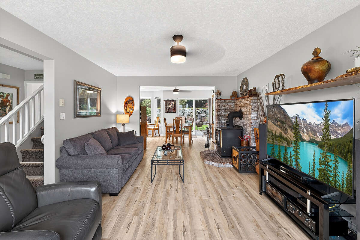 Living room opens up to dinning area.