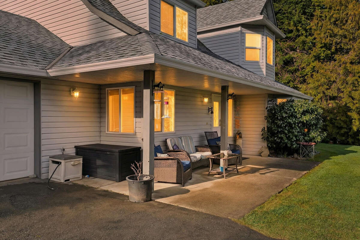 Back yard patio with large sitting/eating area