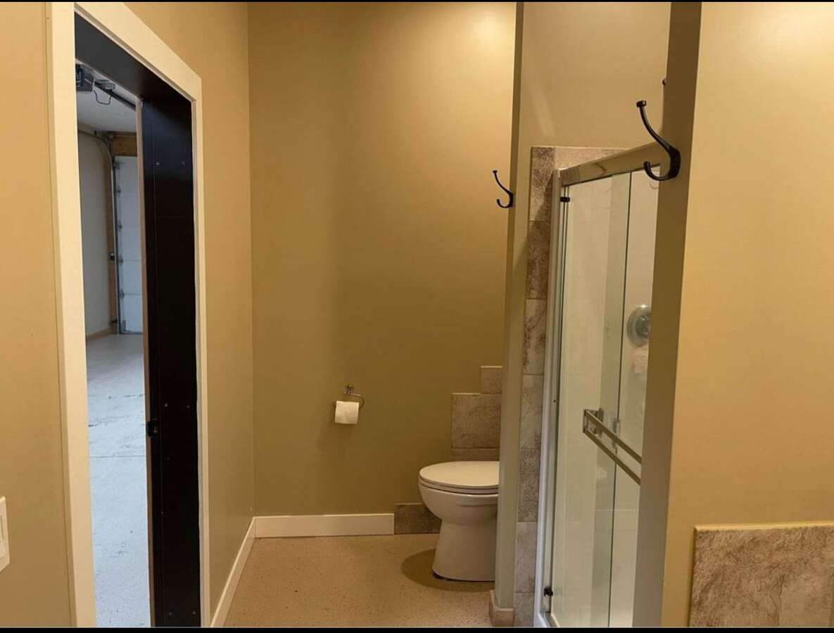 Lower level bathroom, four-piece piece