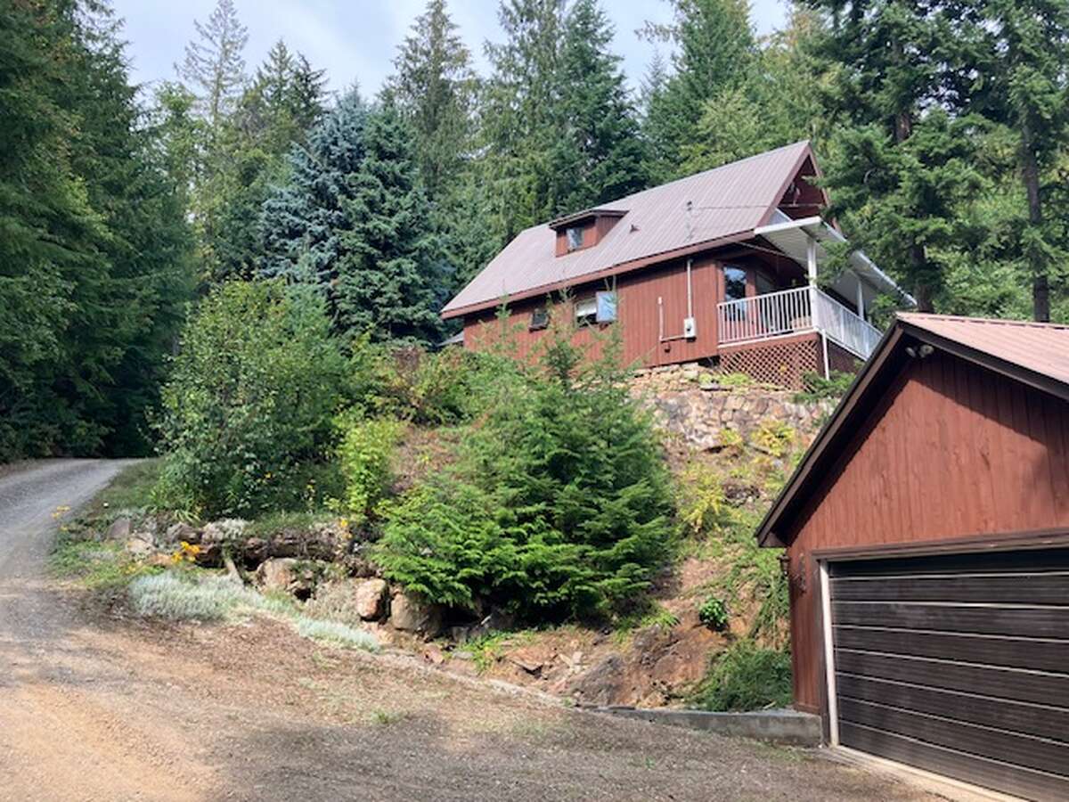 House For Sale in Kaslo, British Columbia - 3 bdrm, 2 bath (4241 Woodbury Village Road)