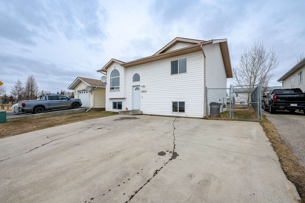 House / Bi-Level For Sale in Grande Prairie, AB - 3+2 bed, 3 bath