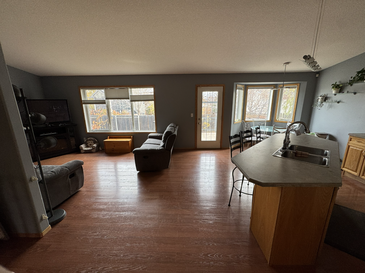 4 Beds Raised Bungalow & Double Garage in Maple Ri