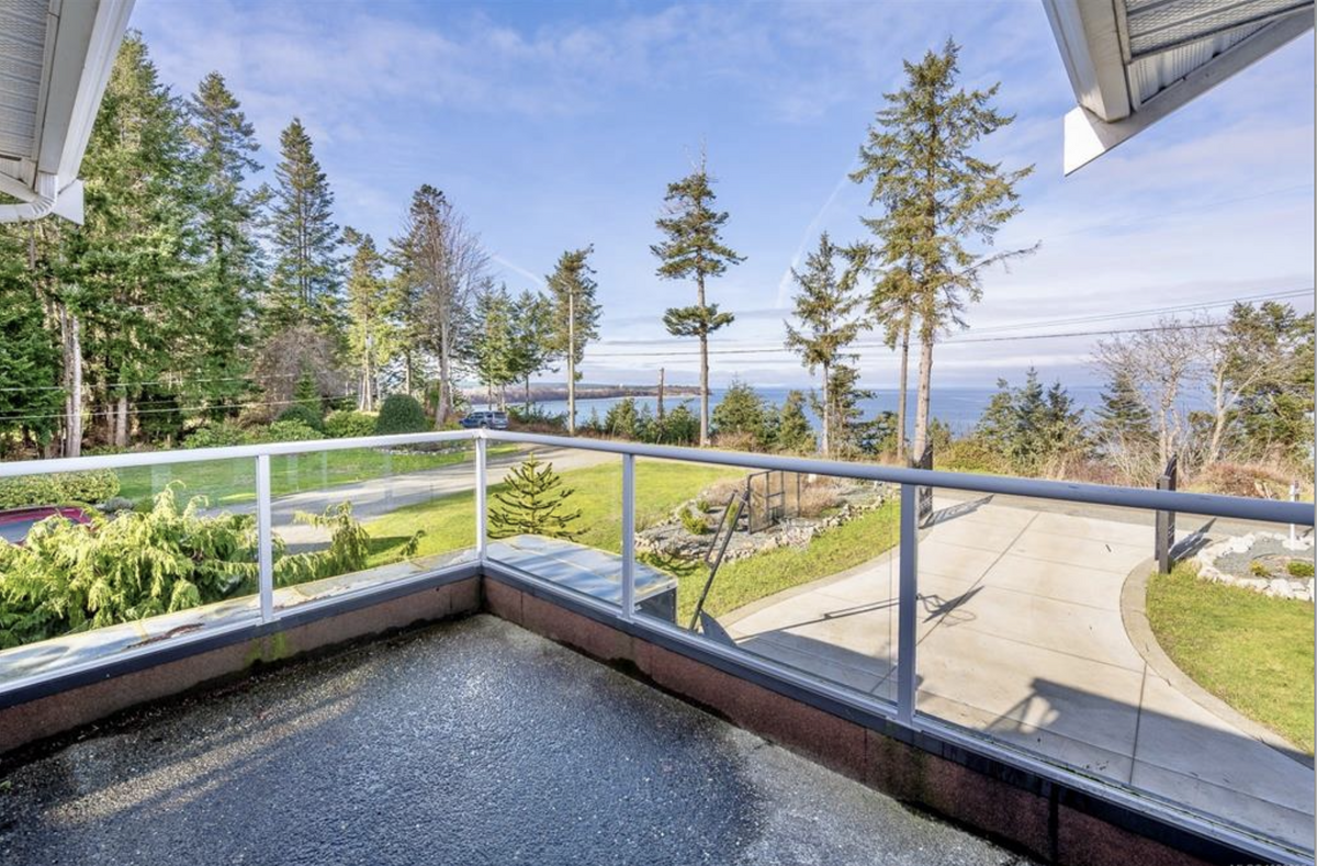 Semi Waterfront acreage!