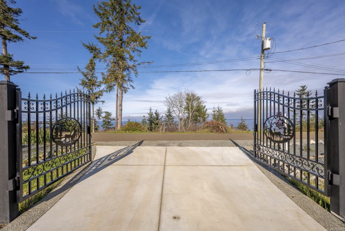 Semi Waterfront acreage!