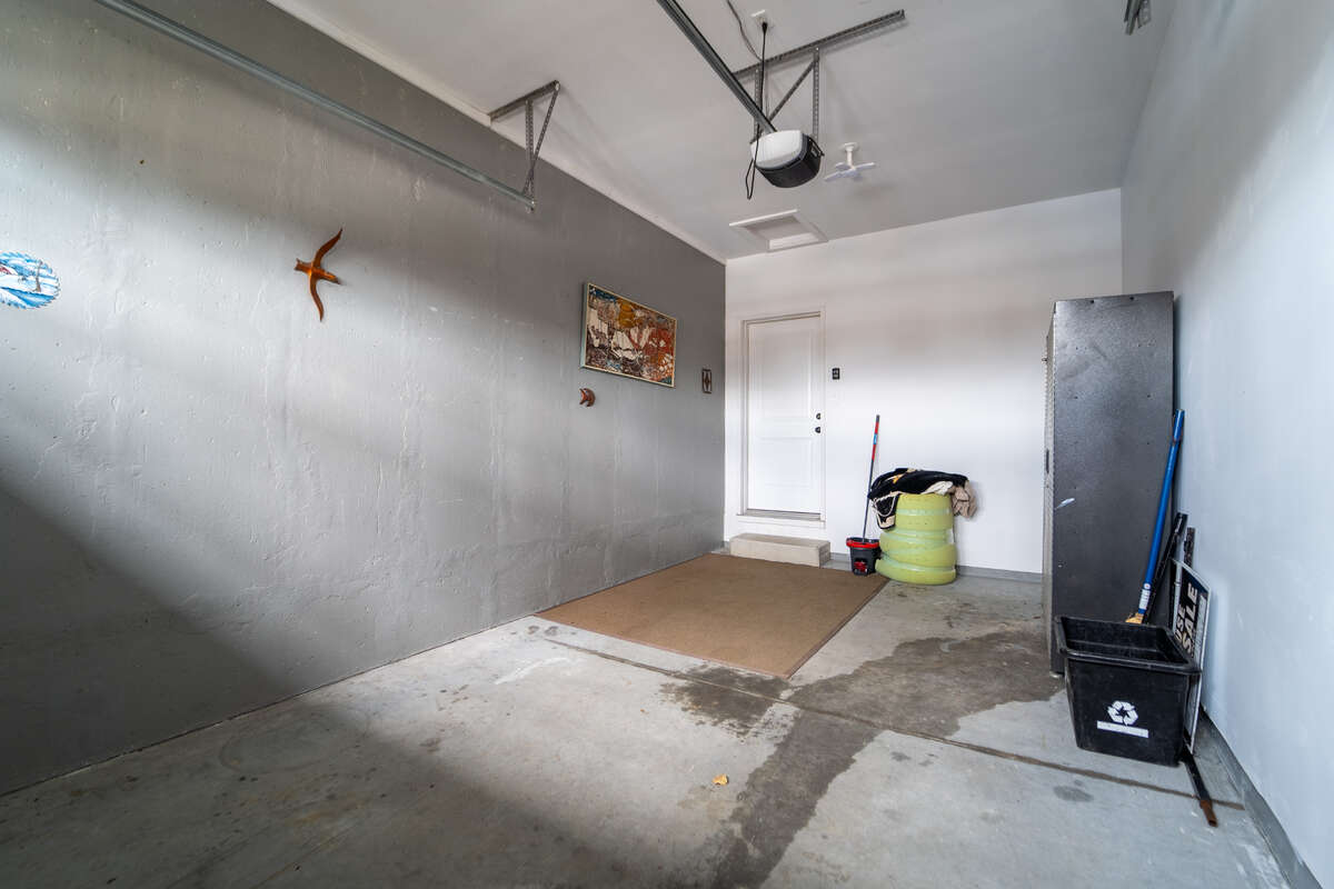 Charming freehold townhouse!