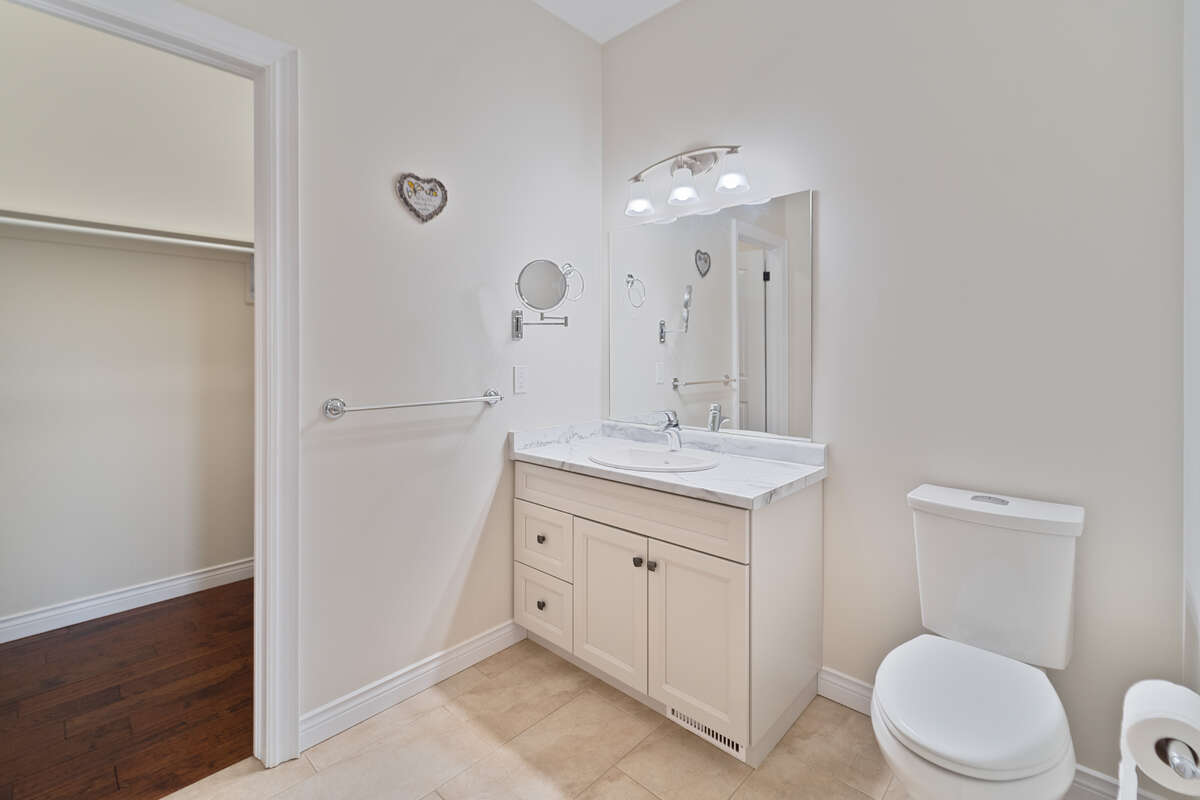 Charming freehold townhouse!