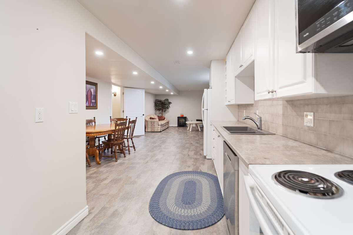 Charming freehold townhouse!