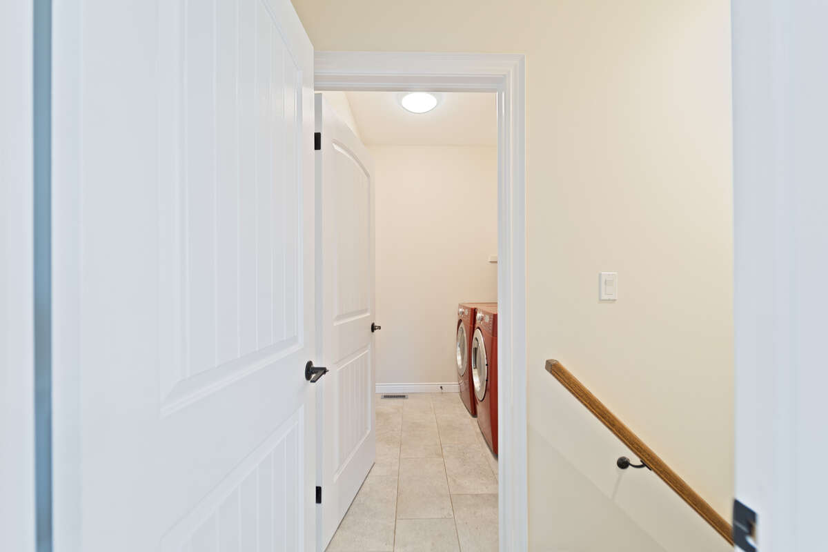 Charming freehold townhouse!