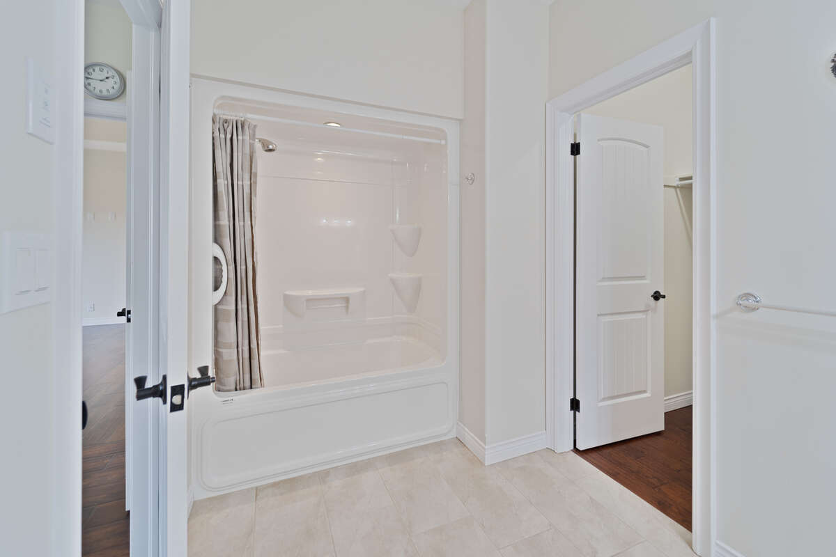 Charming freehold townhouse!
