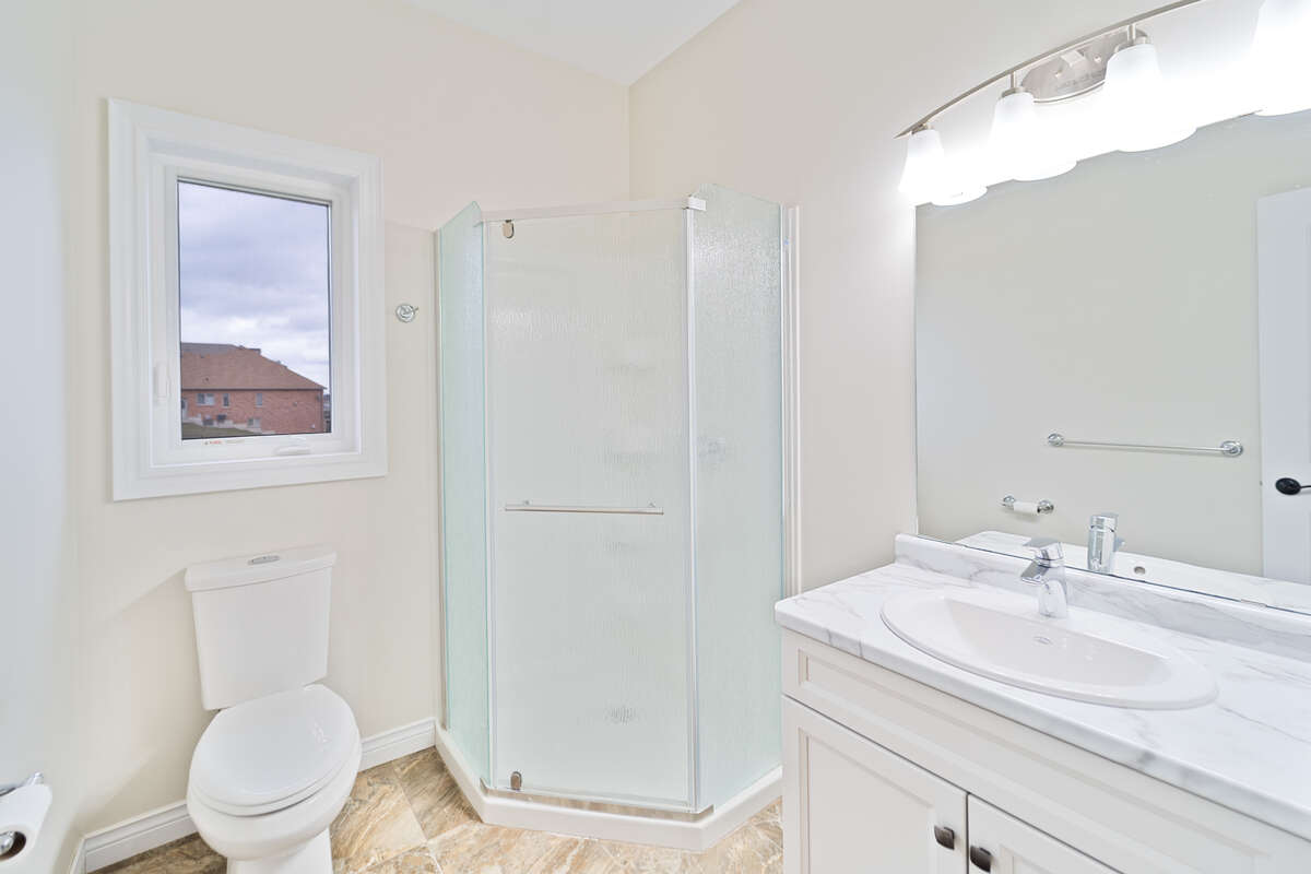 Charming freehold townhouse!