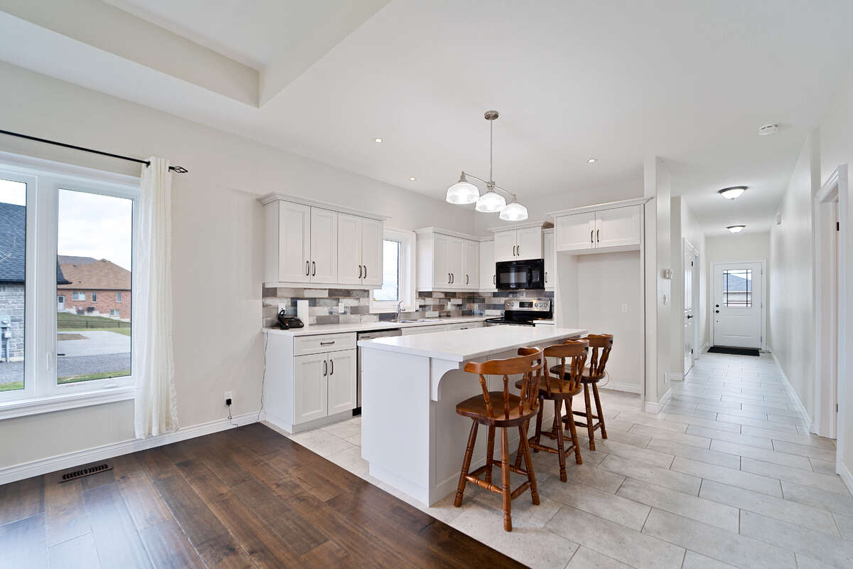 Charming freehold townhouse!