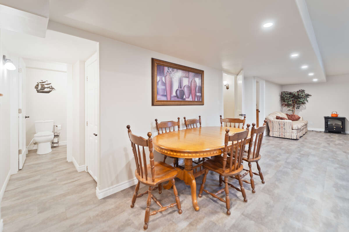Charming freehold townhouse!