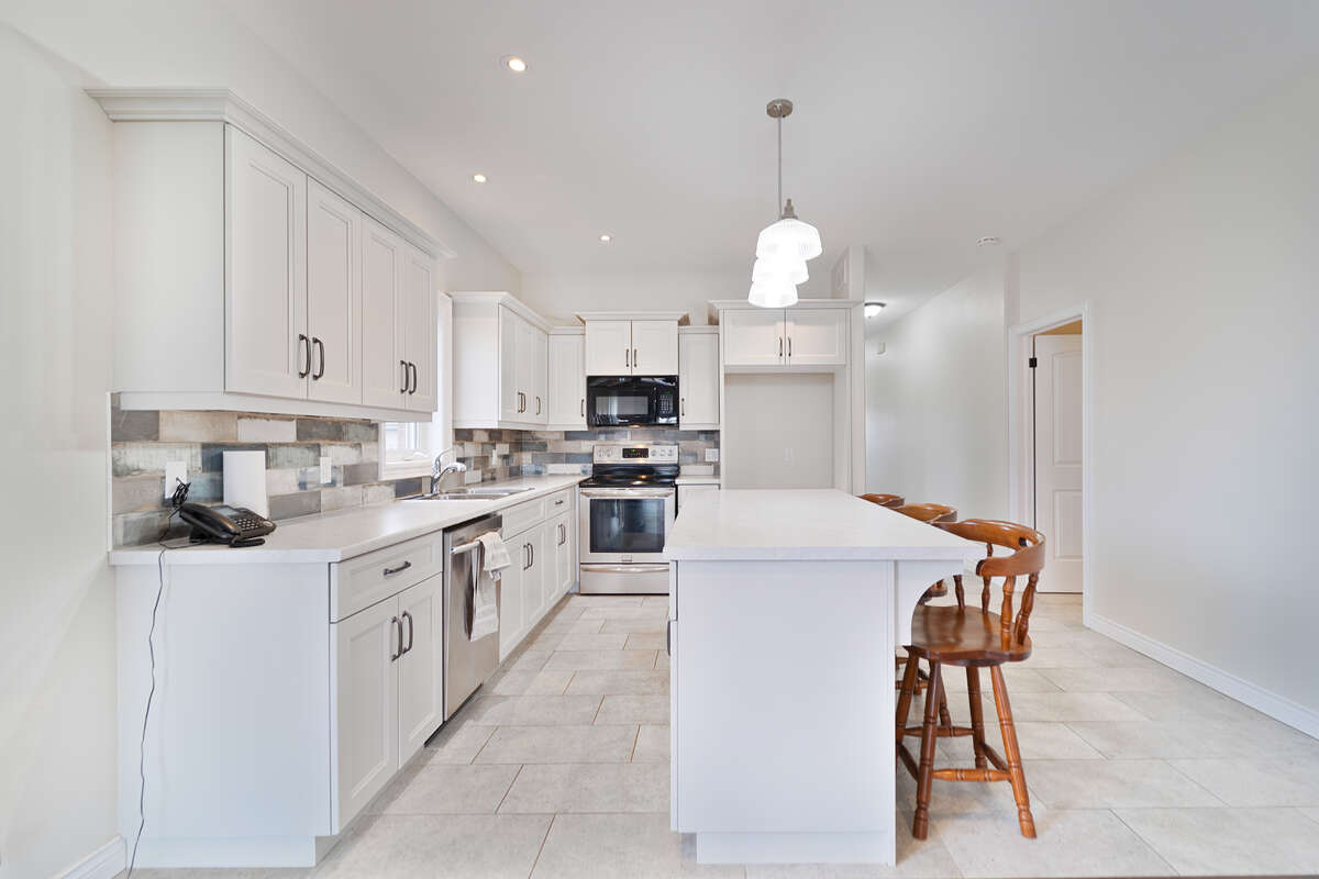Charming freehold townhouse!