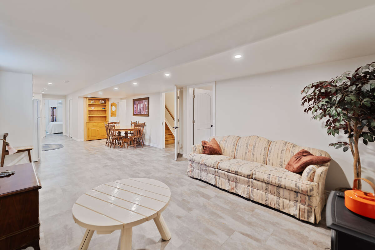 Charming freehold townhouse!