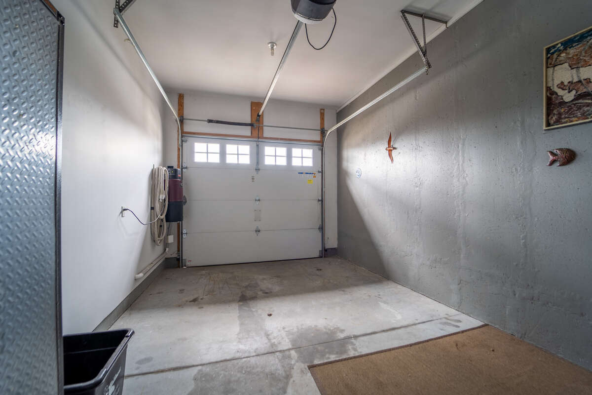 Charming freehold townhouse!