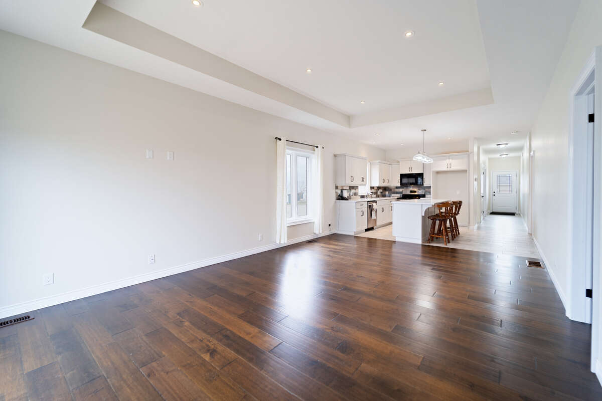 Charming freehold townhouse!