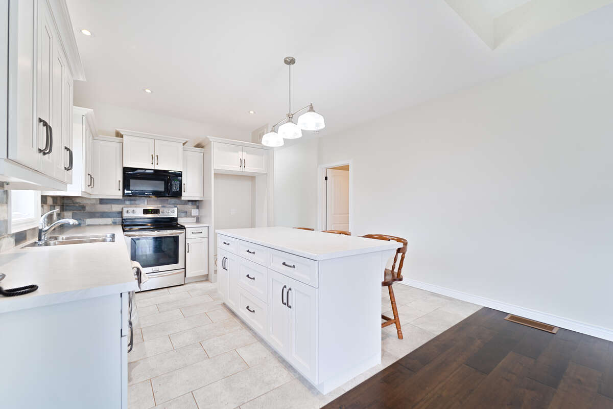 Charming freehold townhouse!
