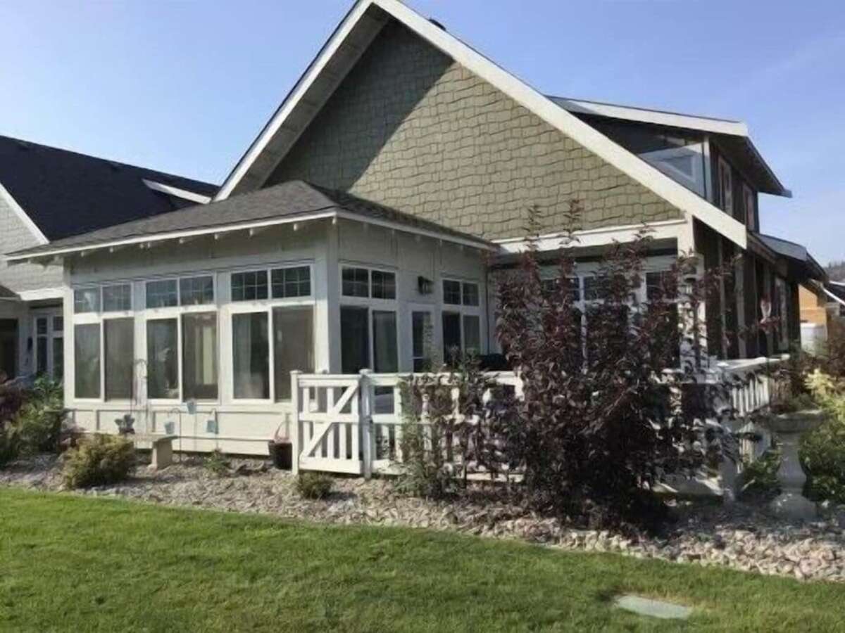 Cottage For Sale in Oliver, BC - 4 bed, 3 bath