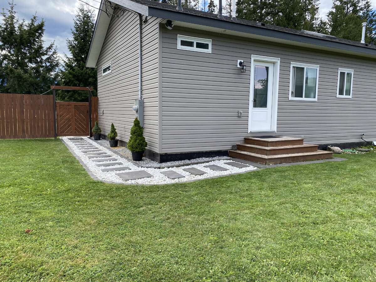 2704 Jacks Cres
