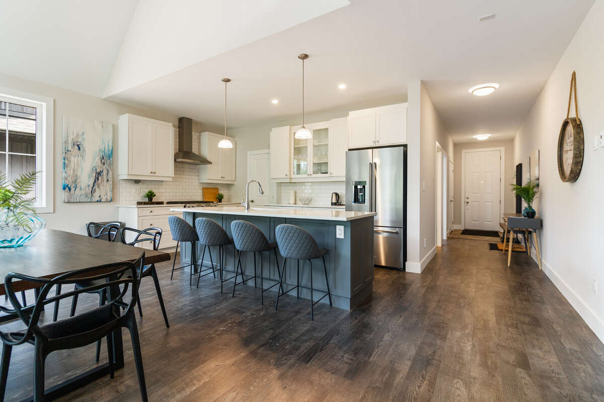 18 foot vaulted ceiling living area at back of house, all open kitchen/dining/family room
