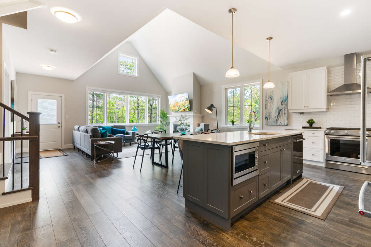 18 foot vaulted ceiling living area at back of house, all open kitchen/dining/family room
