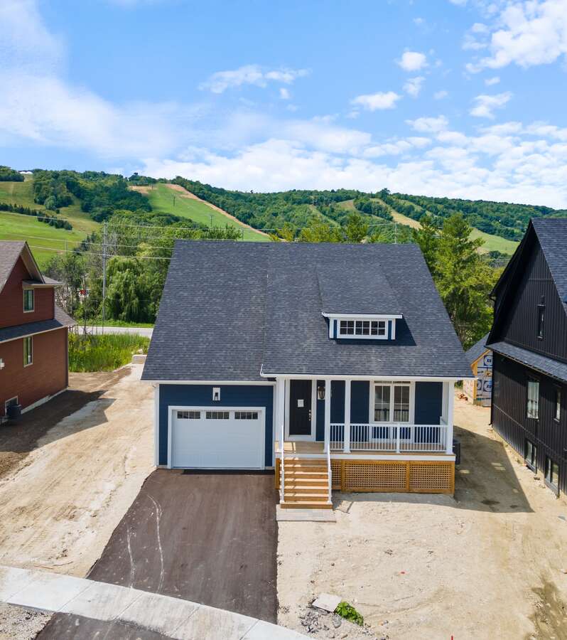 Older photo showing hills in background - FULL GRASS on property now!
