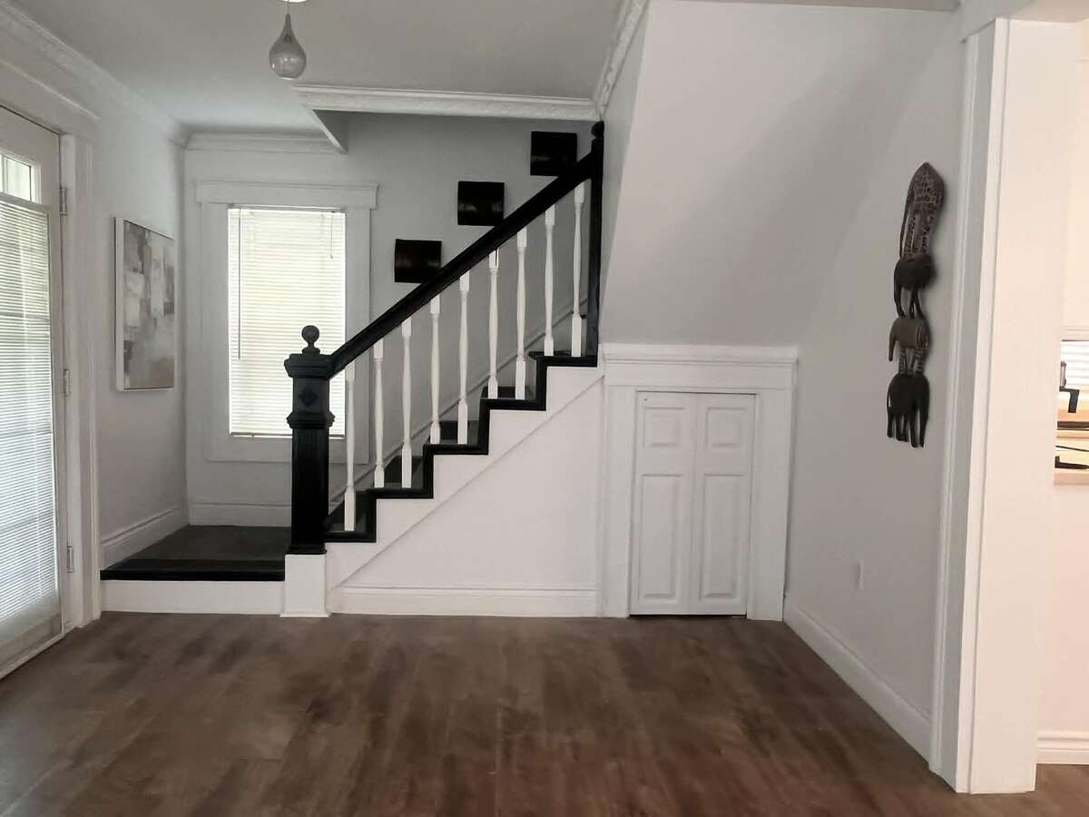 Foyer/Stairs