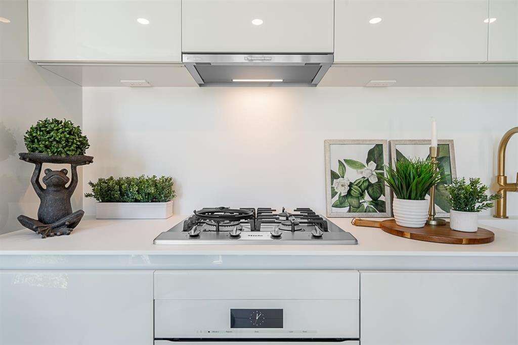 VANCOUVER WEST {BUTTERFLY}  2 BED PRICED TO SELL 
