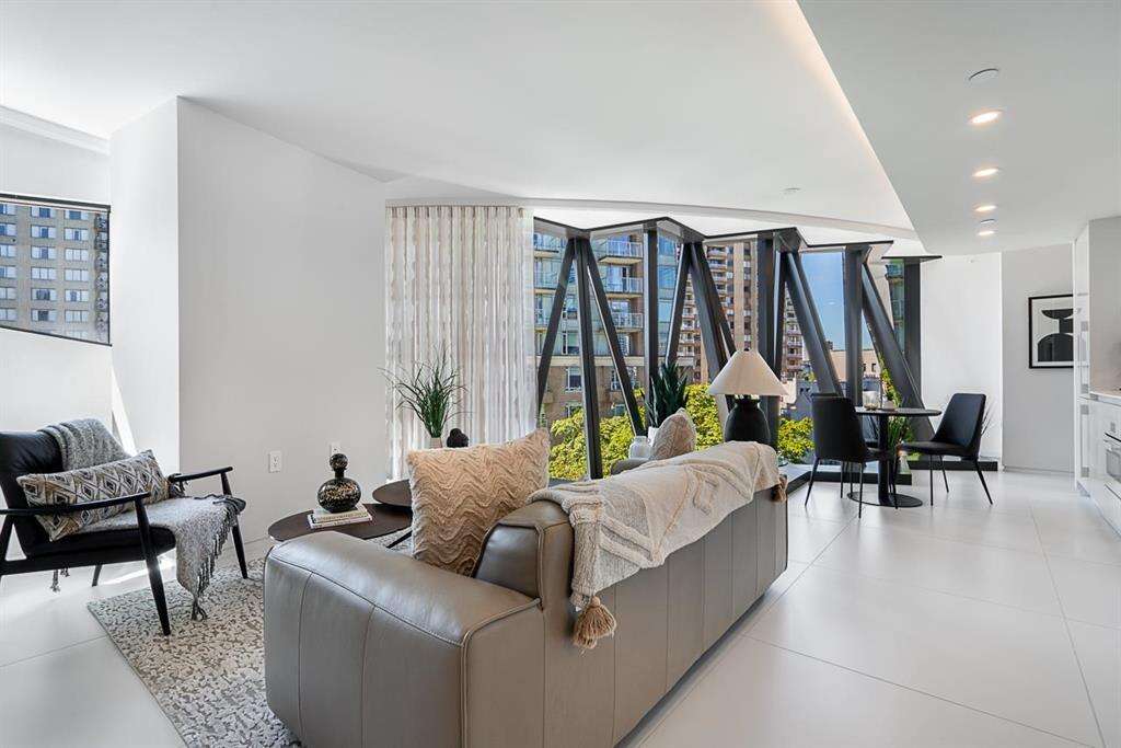 VANCOUVER WEST {BUTTERFLY}  2 BED PRICED TO SELL 
