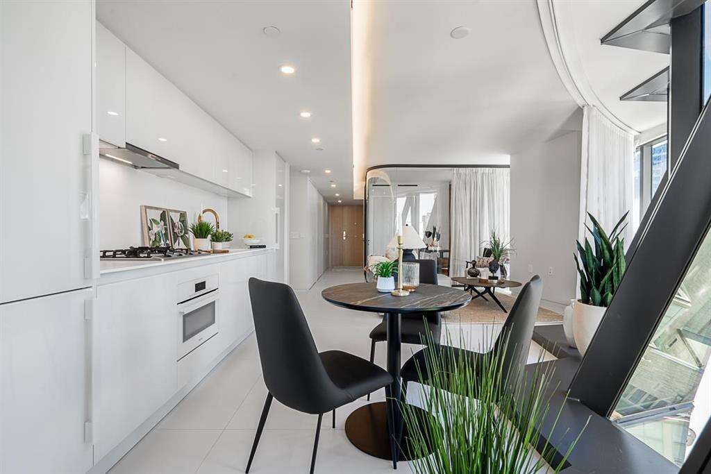 VANCOUVER WEST {BUTTERFLY}  2 BED PRICED TO SELL 