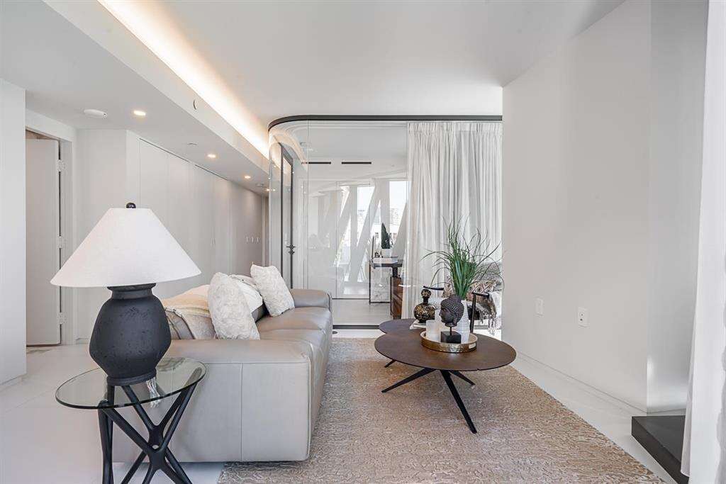 VANCOUVER WEST {BUTTERFLY}  2 BED PRICED TO SELL 