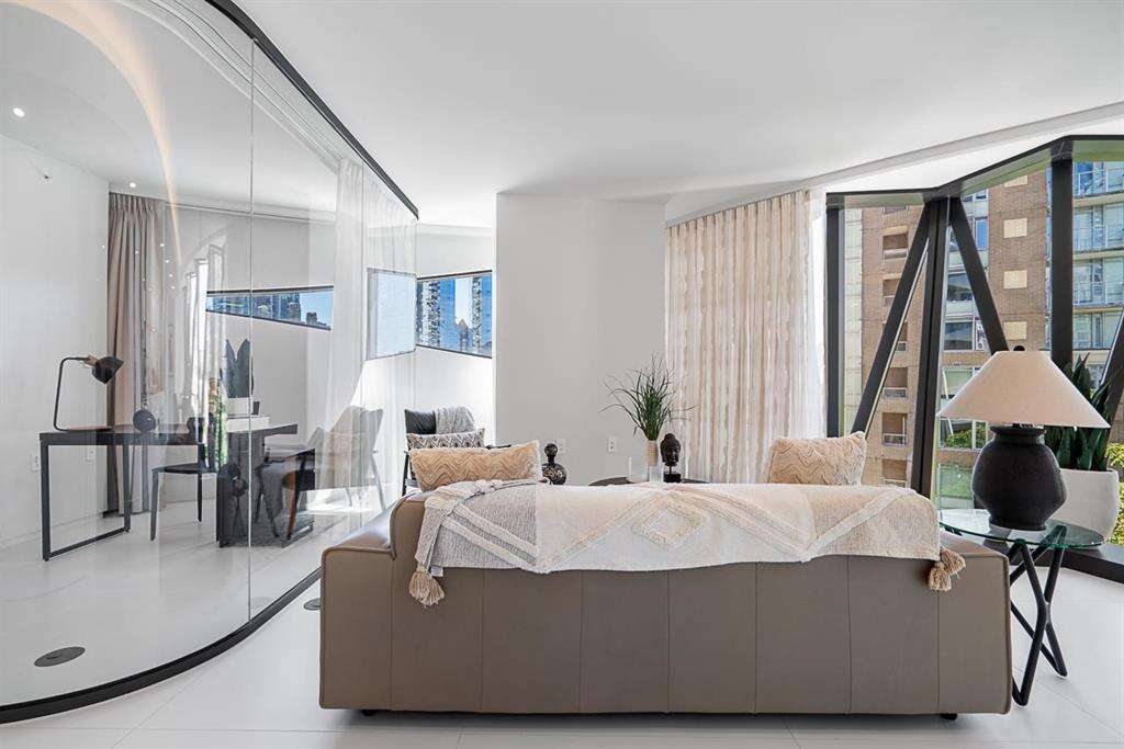 VANCOUVER WEST {BUTTERFLY}  2 BED PRICED TO SELL 