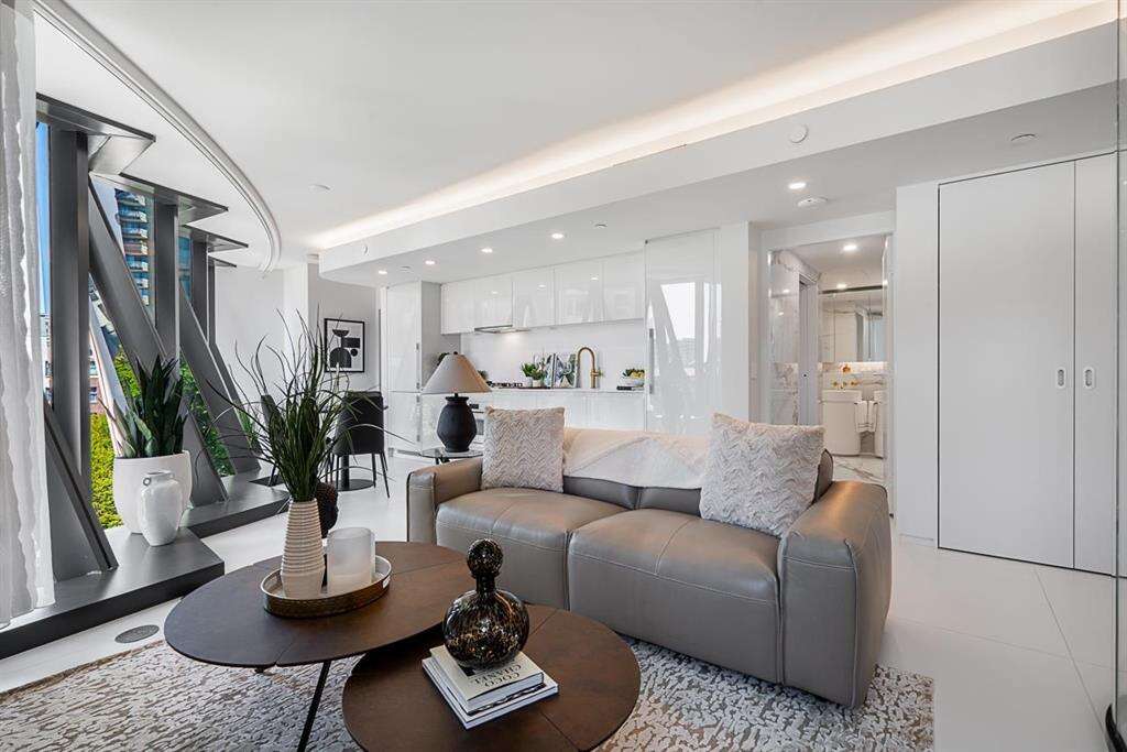 VANCOUVER WEST {BUTTERFLY}  2 BED PRICED TO SELL 