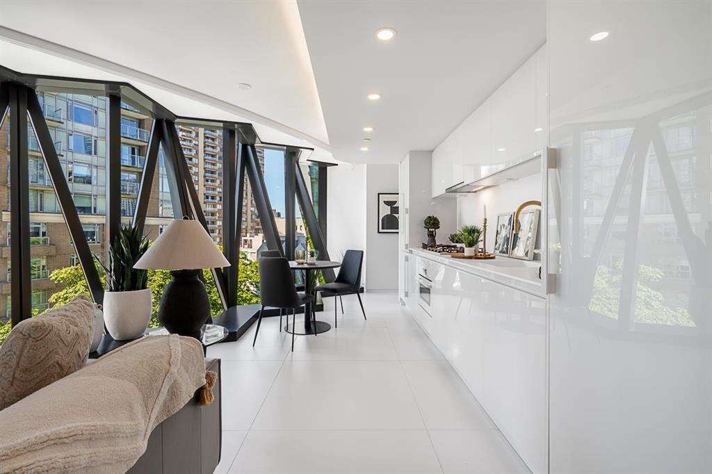 VANCOUVER WEST {BUTTERFLY}  2 BED PRICED TO SELL 