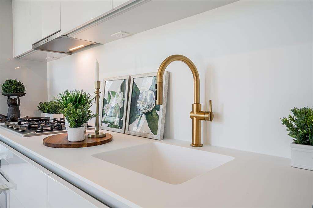 VANCOUVER WEST {BUTTERFLY}  2 BED PRICED TO SELL 