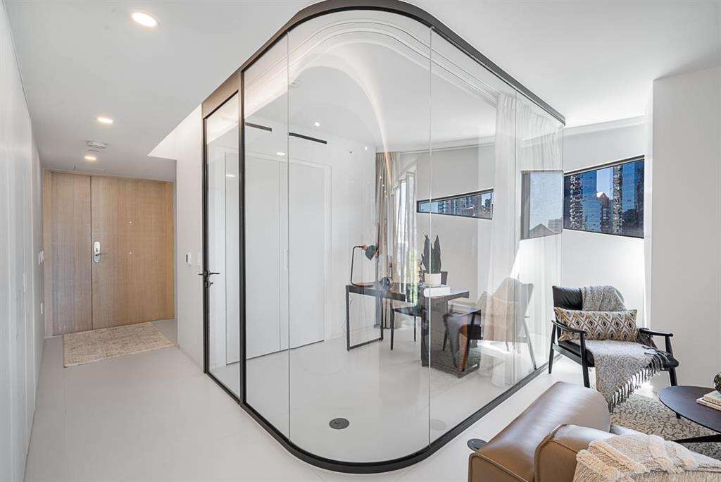 VANCOUVER WEST {BUTTERFLY}  2 BED PRICED TO SELL 
