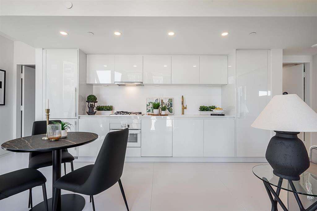 VANCOUVER WEST {BUTTERFLY}  2 BED PRICED TO SELL 